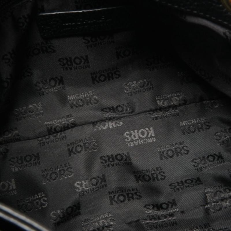 MICHAEL Michael Kors Schwarze Ketten-Umhängetasche aus Kieselleder im Zustand „Gut“ im Angebot in Dubai, Al Qouz 2