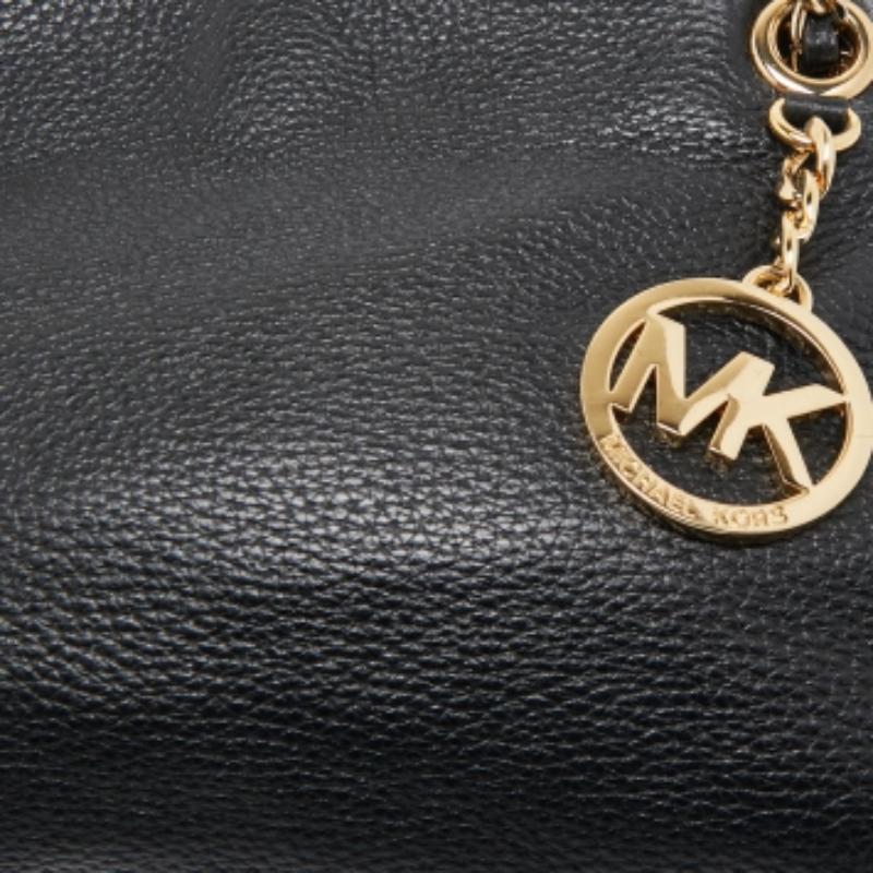MICHAEL Michael Kors Schwarze Ketten-Umhängetasche aus Kieselleder im Angebot 1