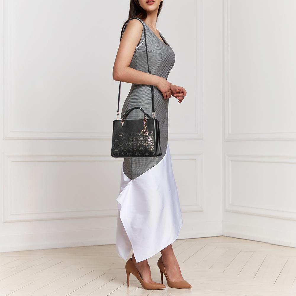 MICHAEL Michael Kors Schwarze Sofia Tragetasche aus perforiertem Leder im Zustand „Hervorragend“ in Dubai, Al Qouz 2