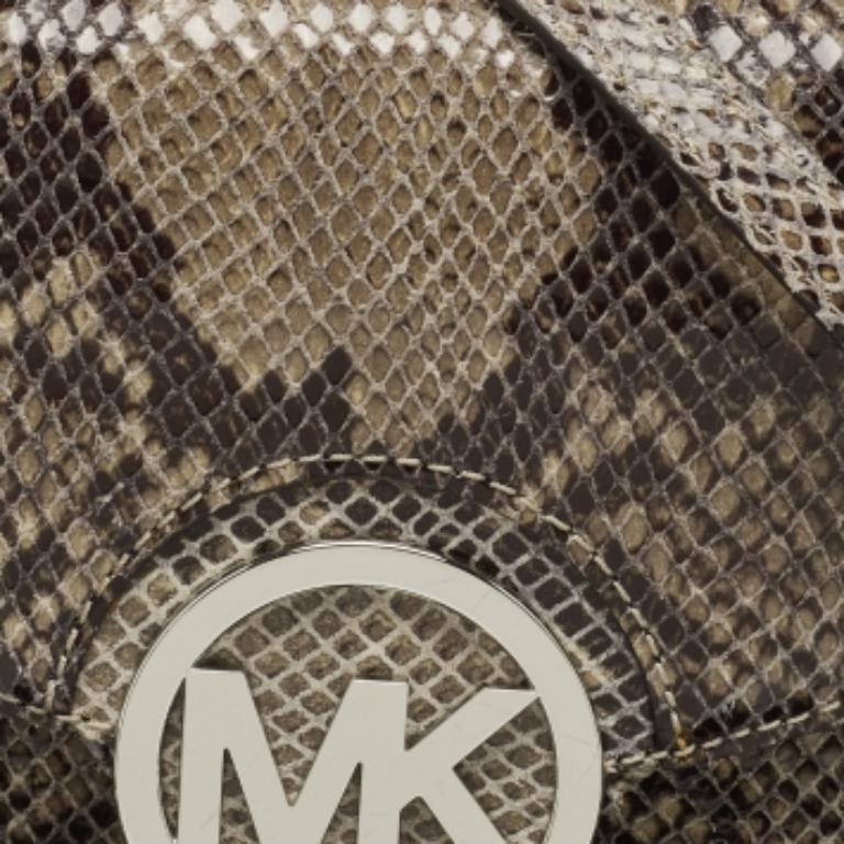 Diseñado para durar, este precioso bolso cruzado es una compra inteligente. Cómoda y fácil de llevar, esta práctica creación viene con un interior forrado para mantener sus objetos esenciales organizados y seguros.