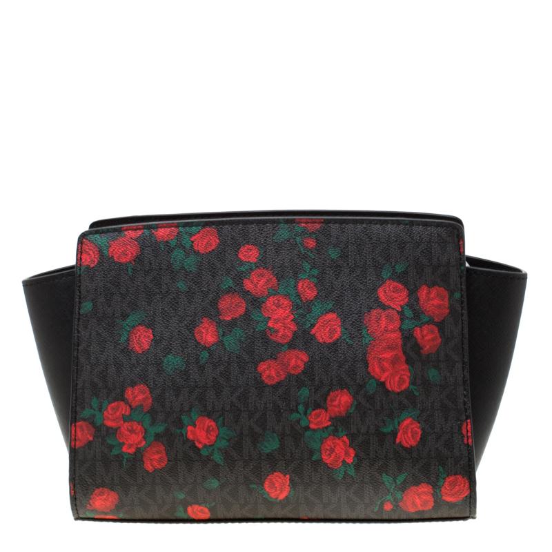 Carry this gorgeous Selma tote by Michael Kors to all your outings. Crafted from leather, the bag features a beautiful print of roses all over it. It is equipped with a detachable shoulder strap and has a spacious nylon-lined interior that will hold