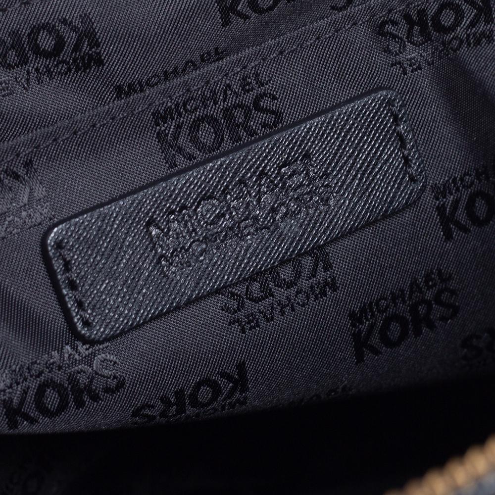 Die Schultertaschen sind ideale Begleiter für reichlich Gelegenheiten! Wir haben ein funktionales Stück von Fashion-meets-functionality aus Saffiano-Leder in einem schwarzen Farbton. Die MICHAEL Michael Kors Sardine Tasche von MICHAEL ist mit einer