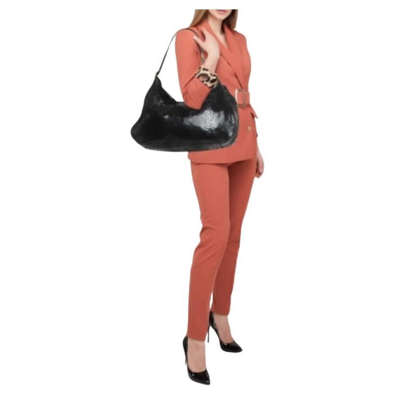 Le borse eleganti non mancano mai di fare un'impressione alla moda. Fai tua questa hobo di design abbinandola a un abbigliamento da lavoro sofisticato e a un look casual chic.