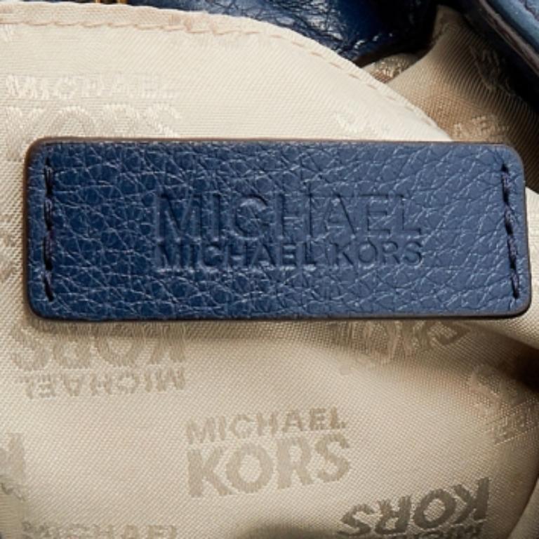 Ce fourre-tout MICHAEL Michael Kors est le choix idéal pour les longues journées. Confectionné en cuir, il est doté d'un pompon, d'une breloque de marque sur le devant et d'un intérieur doublé de tissu. Le sac est maintenu par deux poignées en