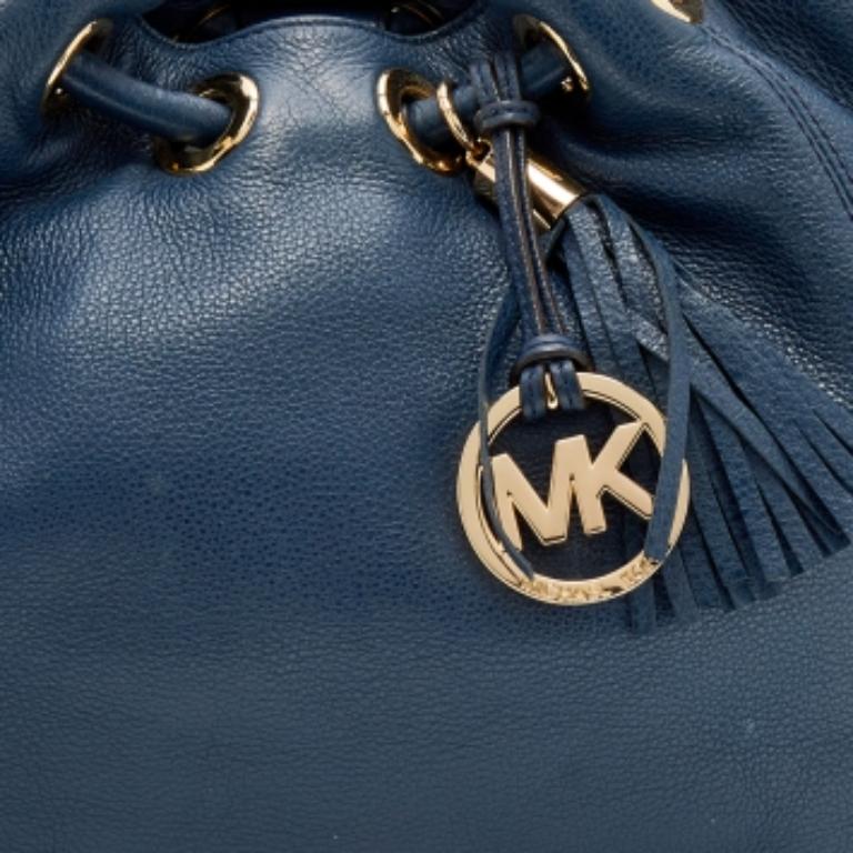 Noir Fourre-tout à pompon en cuir bleu de MICHAEL Michael Kors en vente