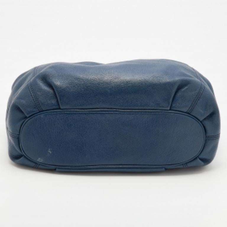 Fourre-tout à pompon en cuir bleu de MICHAEL Michael Kors Bon état - En vente à Dubai, Al Qouz 2