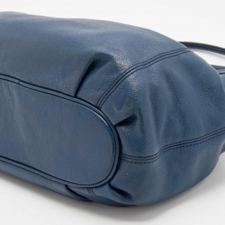 Fourre-tout à pompon en cuir bleu de MICHAEL Michael Kors en vente 1