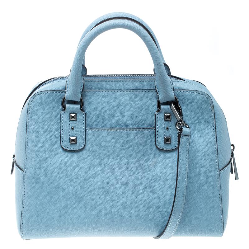 Make everyone nod in approval when you step out swaying this Michael Michael Kors bag. It has been crafted from blue leather and held by two handles and a shoulder strap. The bag has a top zipper that leads to a fabric interior and it is perfectly