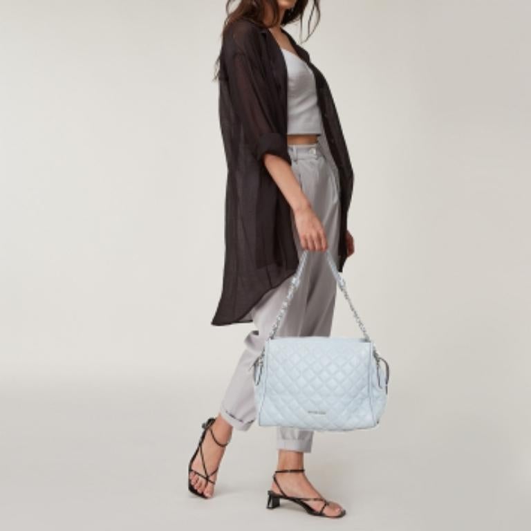 MICHAEL Michael Kors brings you this amazing Rachel satchel that carries a fabulous structure and a classy design. It flaunts a blue quilted leather exterior, a spacious nylon interior, and silver-tone hardware detailing. You can use the two handles