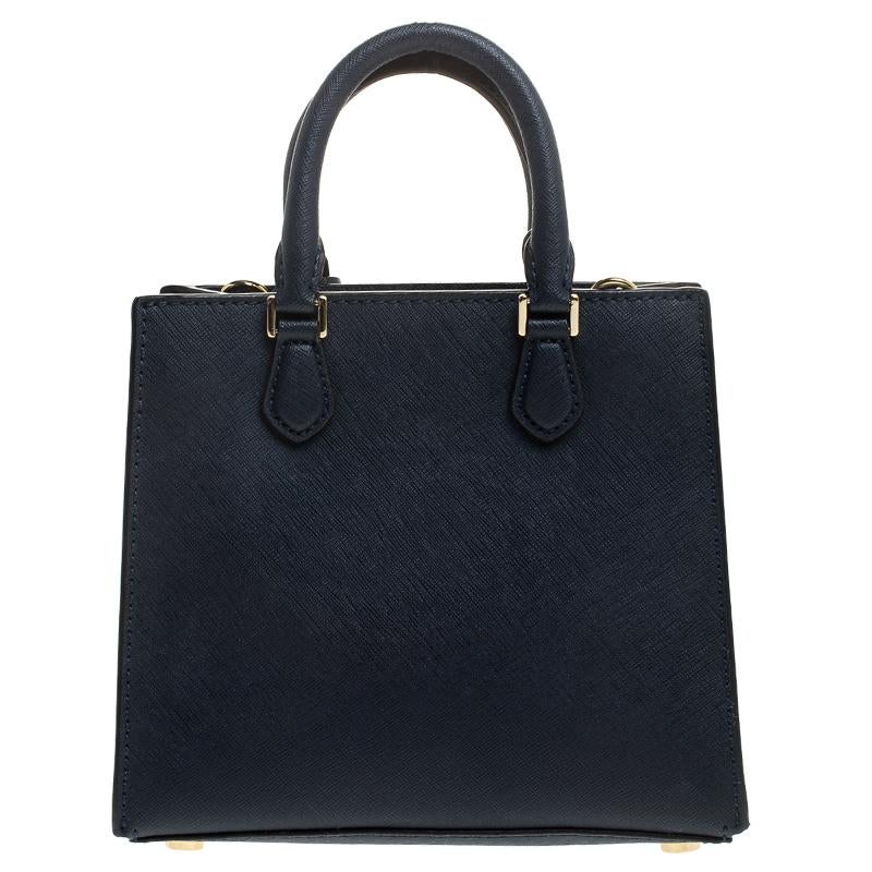 Ce fourre-tout Bridgette de Michael Kors est un véritable mélange de luxe et de style ! Il est fabriqué en cuir et comporte des poignées doubles, une bandoulière et une poche avant sécurisée par une fermeture à verrou. Il est doté d'un intérieur