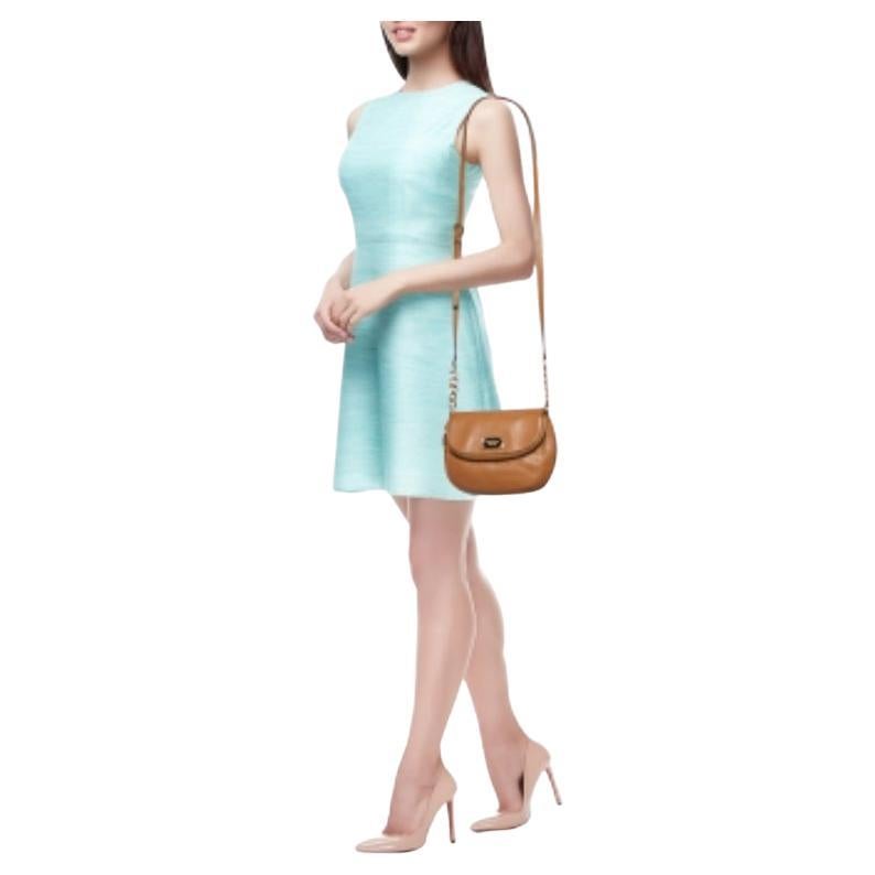 Esprimi il tuo stile personale con questa borsa crossbody di alta gamma. Realizzato con materiali di qualità, è stato arricchito con dettagli raffinati ed è perfettamente rifinito. L'abitacolo è ben spazioso.