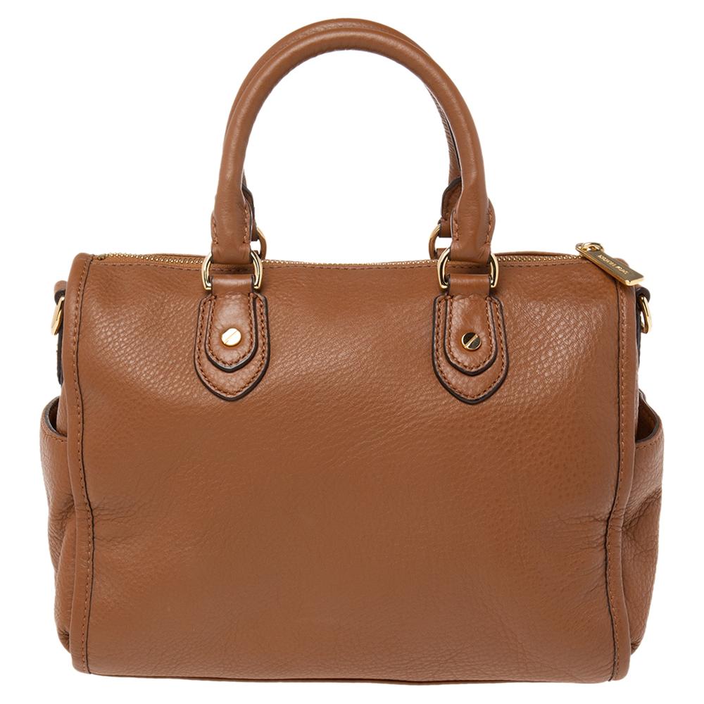 This Margo satchel from MICHAEL Michael Kors presents a sleek and modern design. The brown leather creation reveals a chic sensibility with logo detailing at the front. It has a spacious nylon interior for your daily essentials, two top handles, and