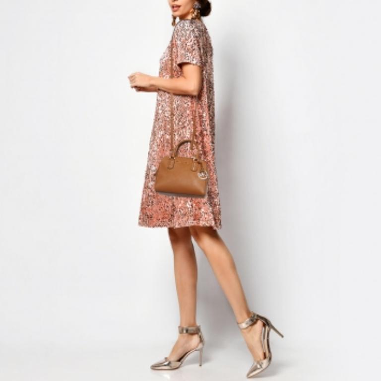Assicurati che gli elementi essenziali della tua giornata siano in ordine e che il tuo outfit sia completo con questa borsa MK. Realizzata con i migliori materiali, la borsa porta la firma della maison di artigianato artistico e fascino duraturo.