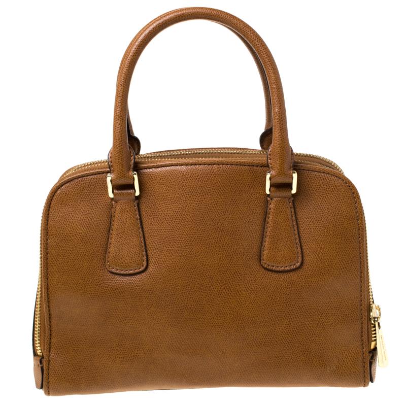 Mit dieser Schultertasche von MICHAEL Michael Kors können Sie Ihren Look sofort aufwerten. Die aus braunem Leder gefertigte Tasche hat zwei Griffe und einen Schulterriemen. Die Tasche ist mit Stoff gefüttert und verfügt über zwei