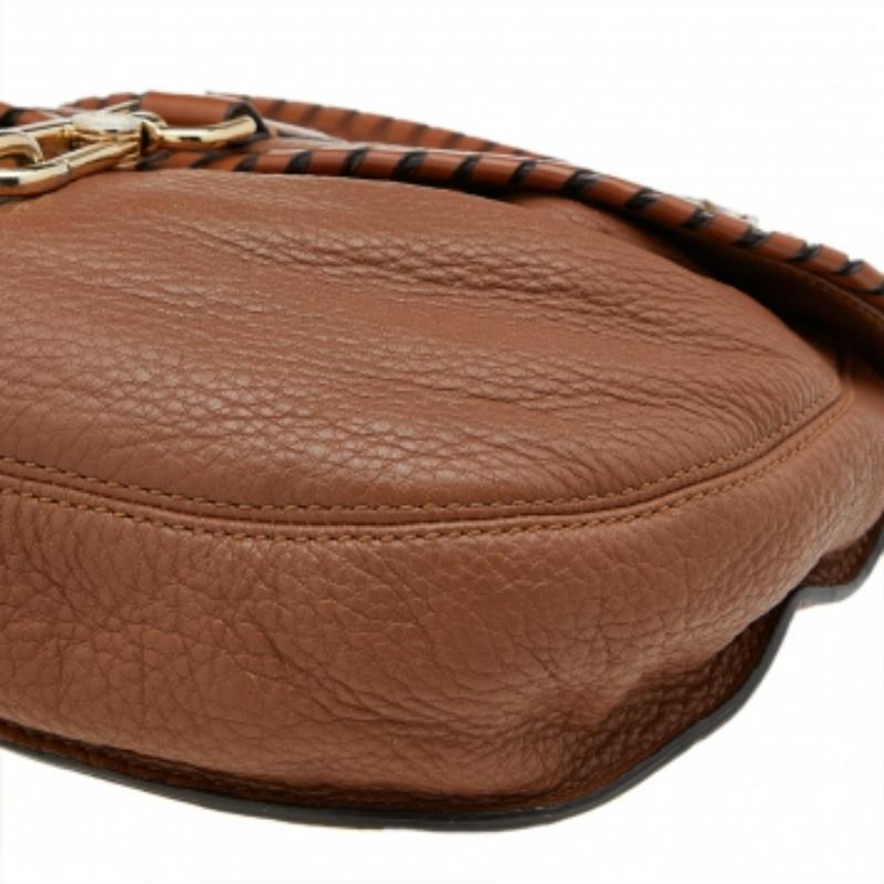MICHAEL Michael Kors Braune Ledertasche mit geflochtenem Überschlag und Quaste im Angebot 6