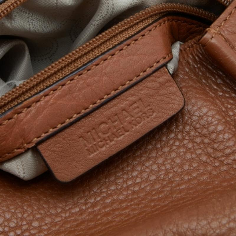 MICHAEL Michael Kors Braune Ledertasche mit geflochtenem Überschlag und Quaste im Zustand „Relativ gut“ im Angebot in Dubai, Al Qouz 2