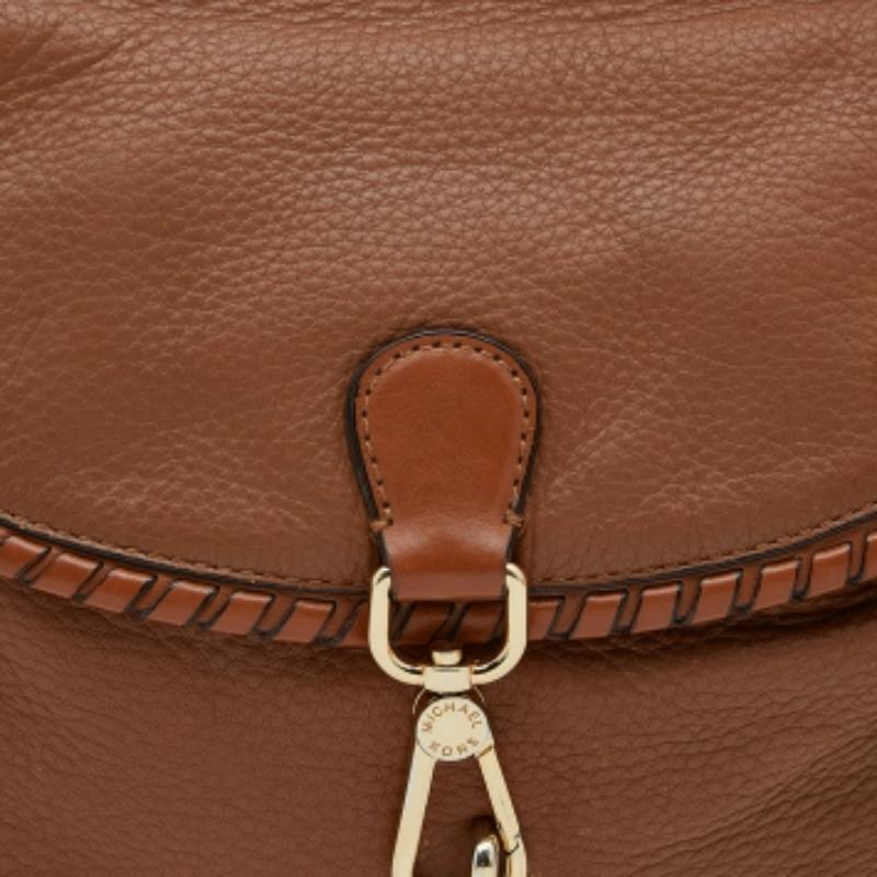 MICHAEL Michael Kors Braune Ledertasche mit geflochtenem Überschlag und Quaste im Angebot 3