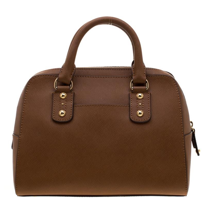 Flaunt an awesome style when you step out swaying this Michael Michael Kors satchel. It has been crafted from brown leather and held by two handles and a detachable shoulder strap. The bag has a top zipper that leads to a fabric interior equipped