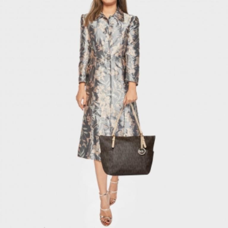 Know to create stylish, sophisticated, and timeless designs, this is a brand worth investing in. The bags that come from this label's atelier are exquisite. This tote bag is no different. It has been made from quality materials and comes with an