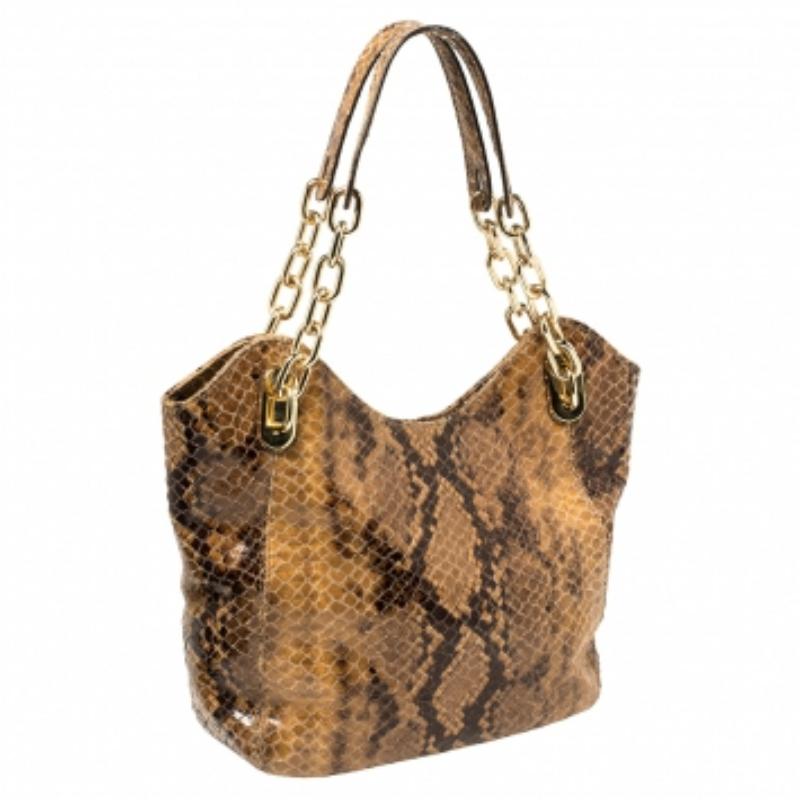 MICHAEL Michael Kors' Lilly hobo is created keeping everyday styling and practical use in mind. Made from snakeskin-effect leather, the bag is equipped with a spacious interior for your belongings. It suspends from chain-accented handles and is
