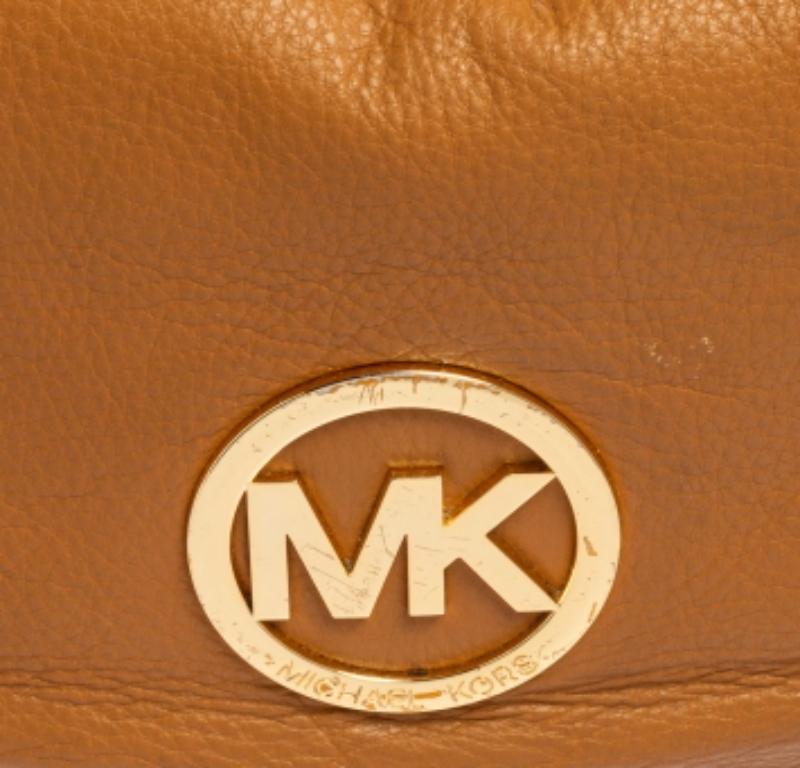 MICHAEL Michael Kors Caramel Brown Leather Logo Zip Hobo For Sale 2