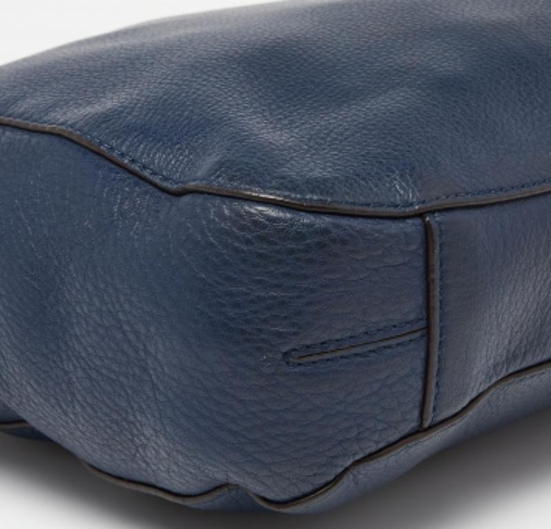 Michael Kors - Borsa con nappe in pelle blu scuro in vendita 2
