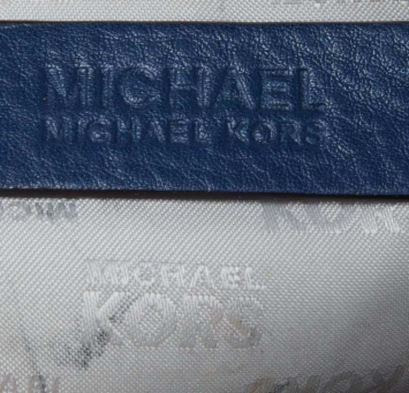 Michael Kors - Borsa con nappe in pelle blu scuro in vendita 4