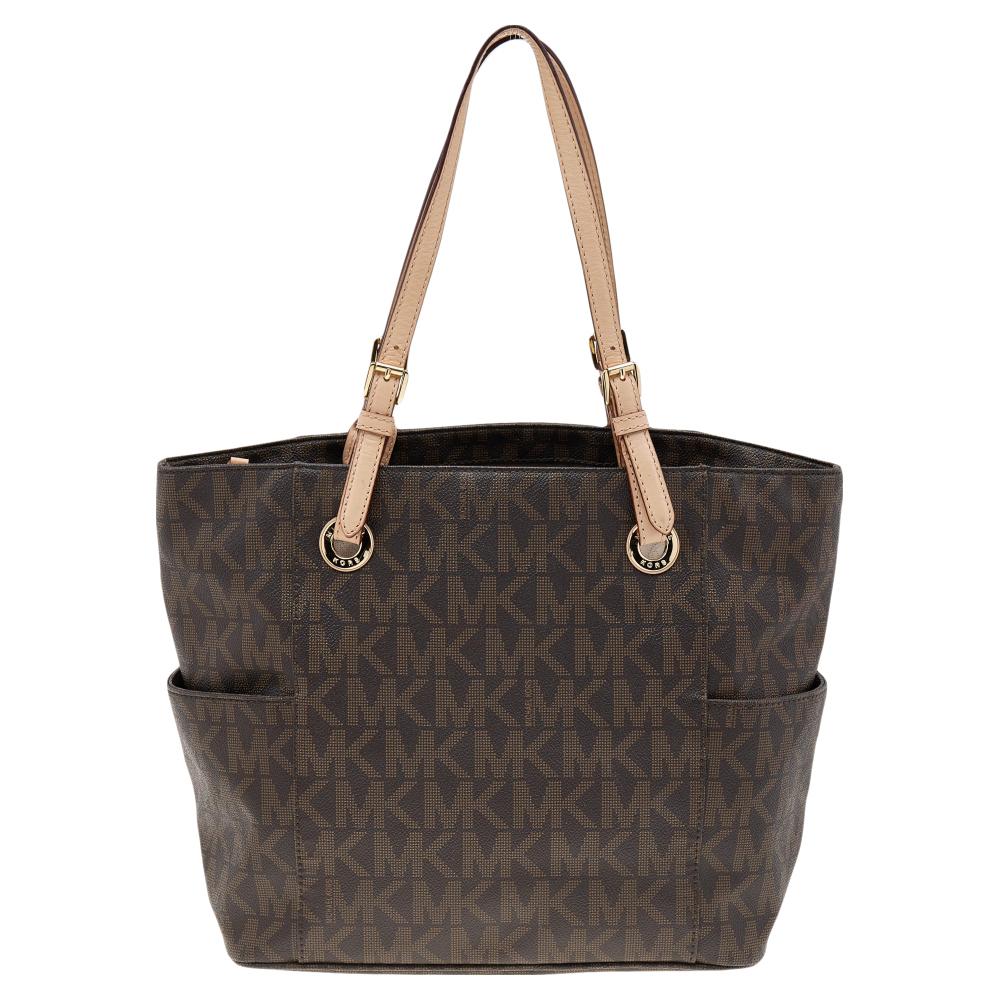 This MICHAEL Michael Kors tote is beautiful in so many ways. From its design to its structure, the signature canvas and leather bag exude charm and high fashion. It flaunts two shoulder handles for you to swing and a spacious fabric interior to hold