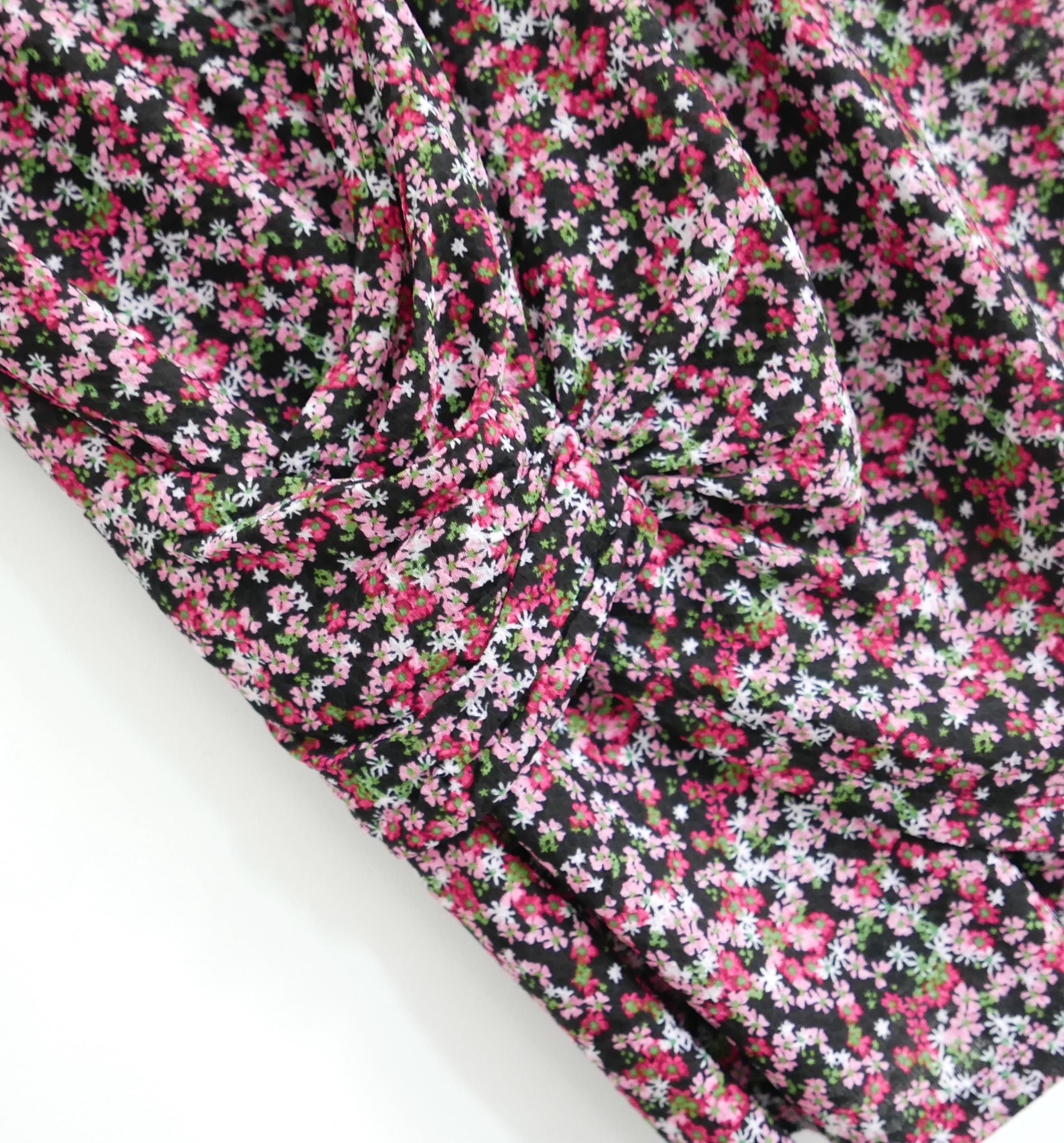 Robe d'été absolument magnifique, super féminine et flatteuse de A&M Davidson. 

Magnifique top floral Michael, Michael Kors. Réalisée en polyester/élasthanne très doux et extensible à imprimé floral, elle présente un buste faussement enveloppant,
