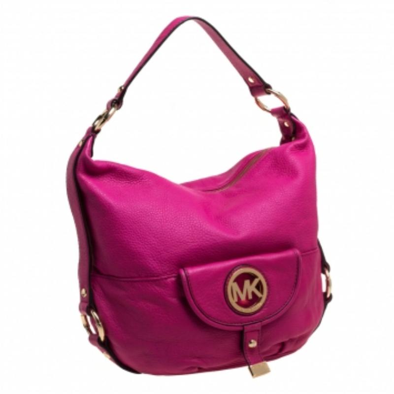 This Michael Kors Fulton hobo will surely catch a lot of attention. It has been designed with fuchsia leather and is secured with a zip closure. This bag comes fitted with a single handle, a front pocket detailed with the MK logo. It has a