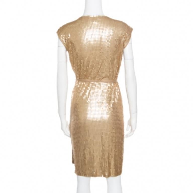 Michael Michael Kors vous propose cette robe qui illuminera toutes vos journées. Il est orné de paillettes et présente un design enveloppant qui nous fait saliver. Il est fabriqué dans un tissu de qualité et nous sommes sûrs qu'il sera fabuleux avec