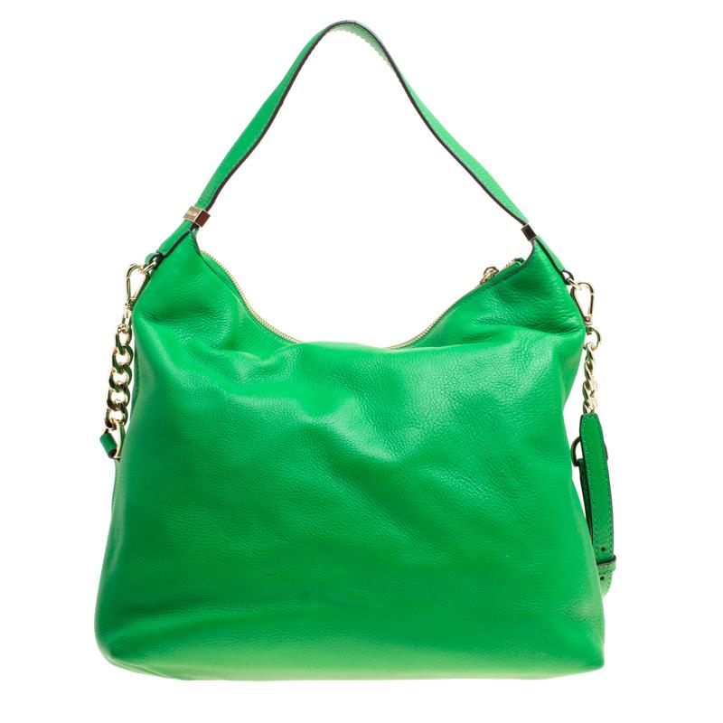 This MICHAEL Michael Kors bag will look glamorous with a pair of slim fashioned pants and nude pumps. This practical and stylish bag in a beautiful green color is lined with nylon that has a pleasingly smooth texture. Create a charming look with