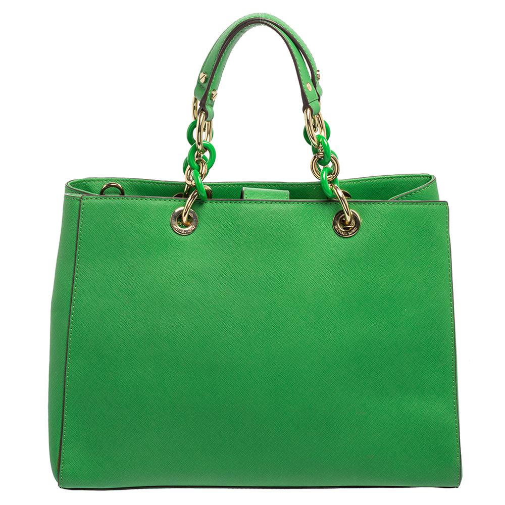 Diese Cynthia-Tasche von MICHAEL Michael Kors ist eine Tasche, die sich in das geschäftige Leben der Frauen von heute einfügt. Sie wurde in sorgfältiger Handarbeit aus Saffiano-Leder gefertigt und verfügt über einen grünen Farbton und zwei Griffe