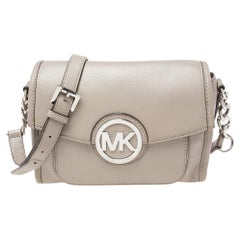 MICHAEL Michael Kors Kleine Margo-Umhängetasche aus grauem Leder