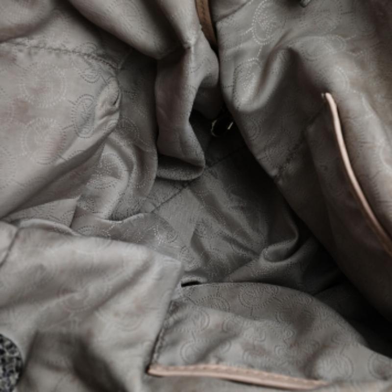 MICHAEL Michael Kors Khaki/Schwarze Python-Ledertasche aus Leder Tote im Zustand „Relativ gut“ in Dubai, Al Qouz 2