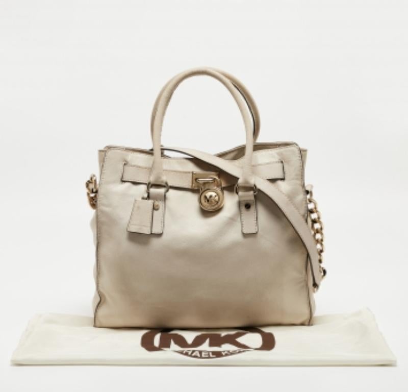 Beige Michael Michael Kors - Tote grande Hamilton Nord Sud in pelle beige chiaro in vendita
