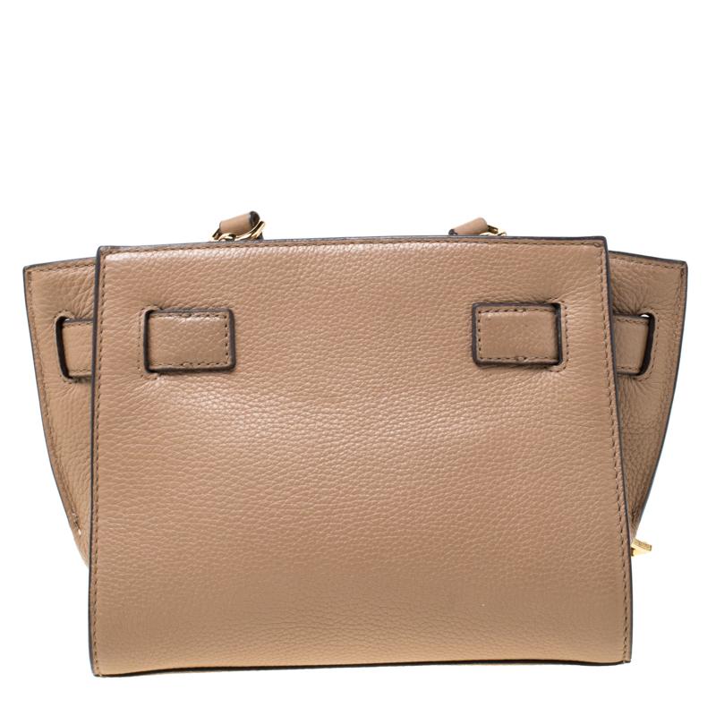This stylish Hamilton tote from Michael Kors is a worthy buy. It has been crafted from leather in a classy light brown shade and decorated with an engraved padlock on the front. The bag has two handles, a shoulder strap, and a spacious nylon