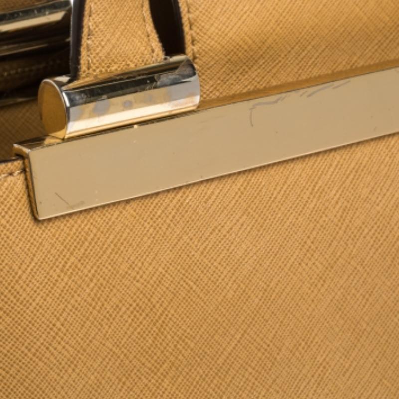 MICHAEL Michael Kors präsentiert Ihnen diese modische und stilvolle Tasche. Sie ist aus Leder gefertigt und verfügt über zwei Griffe an der Oberseite sowie einen Metalleinsatz an der Oberseite, in den der Markenname eingraviert ist. Das Nylonfutter