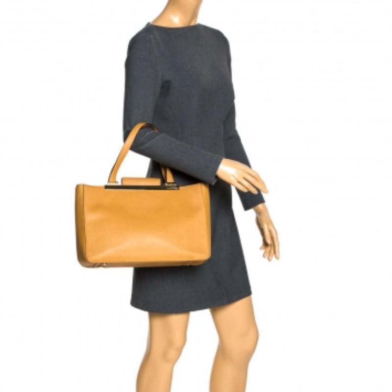 MICHAEL Michael Kors Hellbraune Leder-Tasche mit Metallgriff im Zustand „Relativ gut“ im Angebot in Dubai, Al Qouz 2