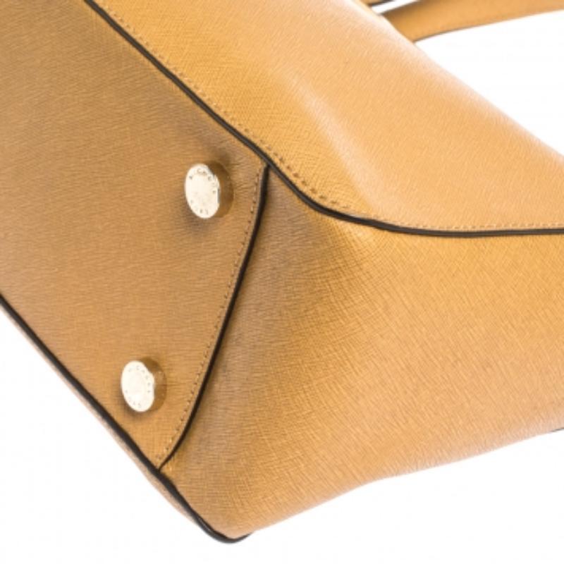MICHAEL Michael Kors Hellbraune Leder-Tasche mit Metallgriff im Angebot 1