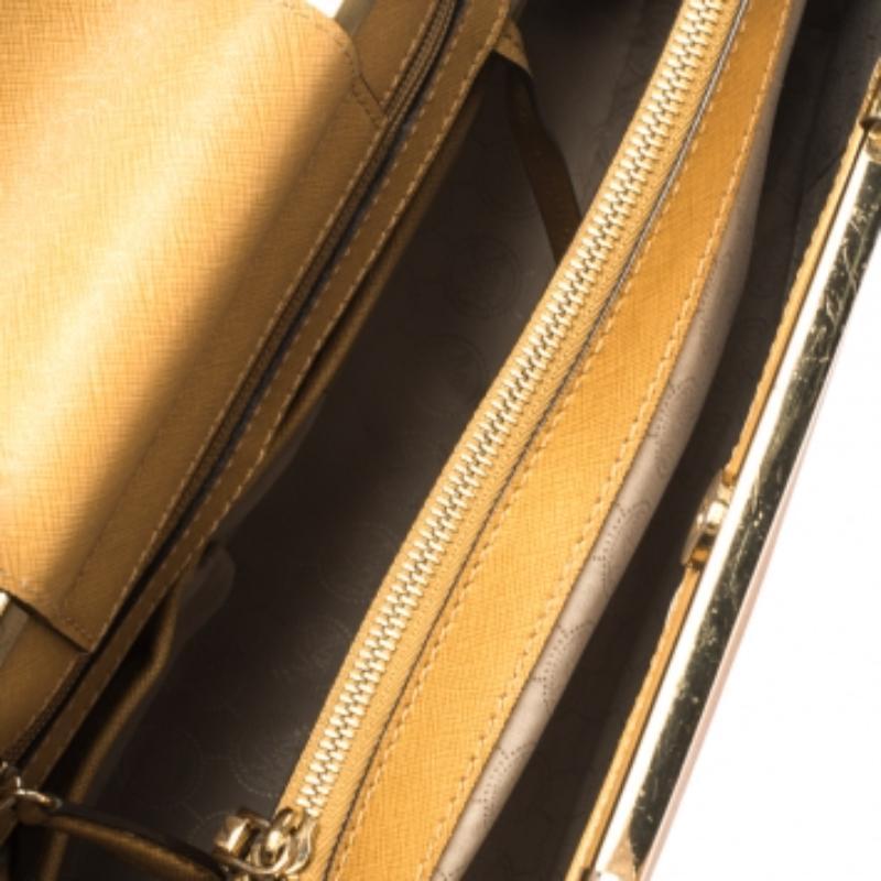 MICHAEL Michael Kors Hellbraune Leder-Tasche mit Metallgriff im Angebot 2