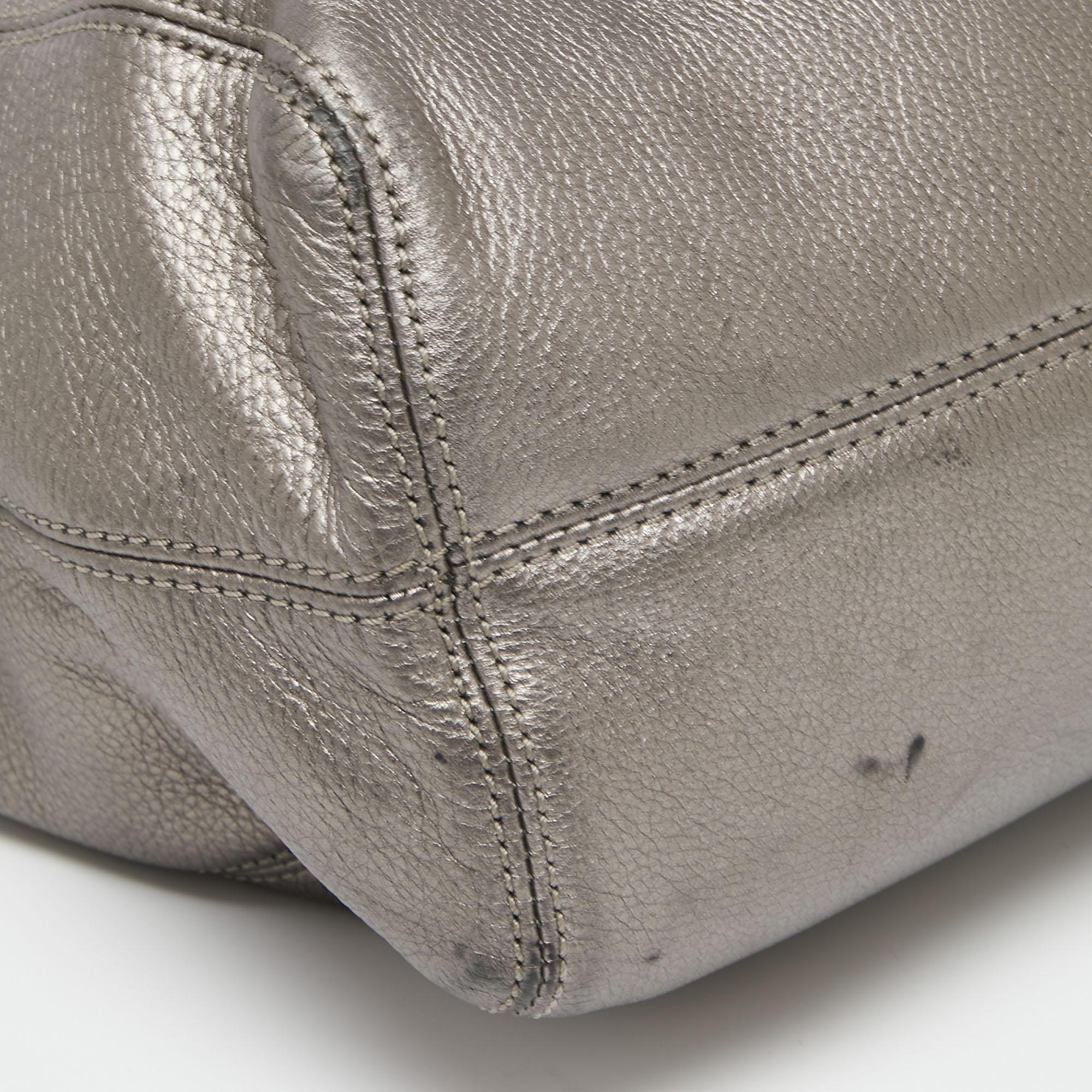 MICHAEL Michael Kors Metallic Graue Tragetasche aus Leder mit geraffter Kette im Angebot 3