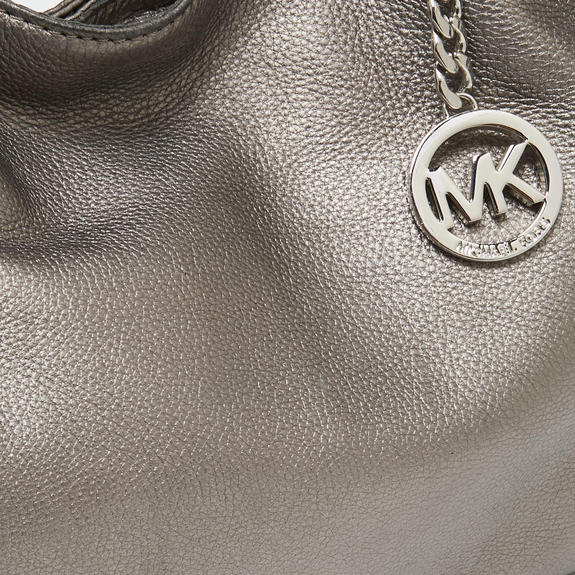 MICHAEL Michael Kors Metallic Graue Tragetasche aus Leder mit geraffter Kette im Zustand „Gut“ im Angebot in Dubai, Al Qouz 2