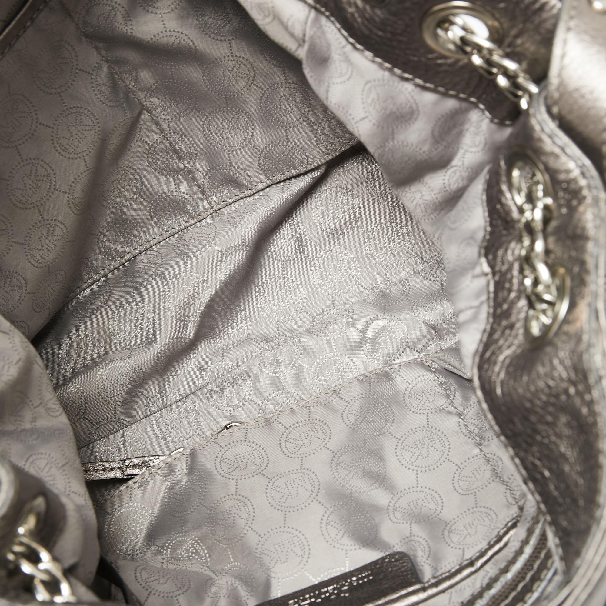 MICHAEL Michael Kors Metallic Graue Tragetasche aus Leder mit geraffter Kette Damen im Angebot