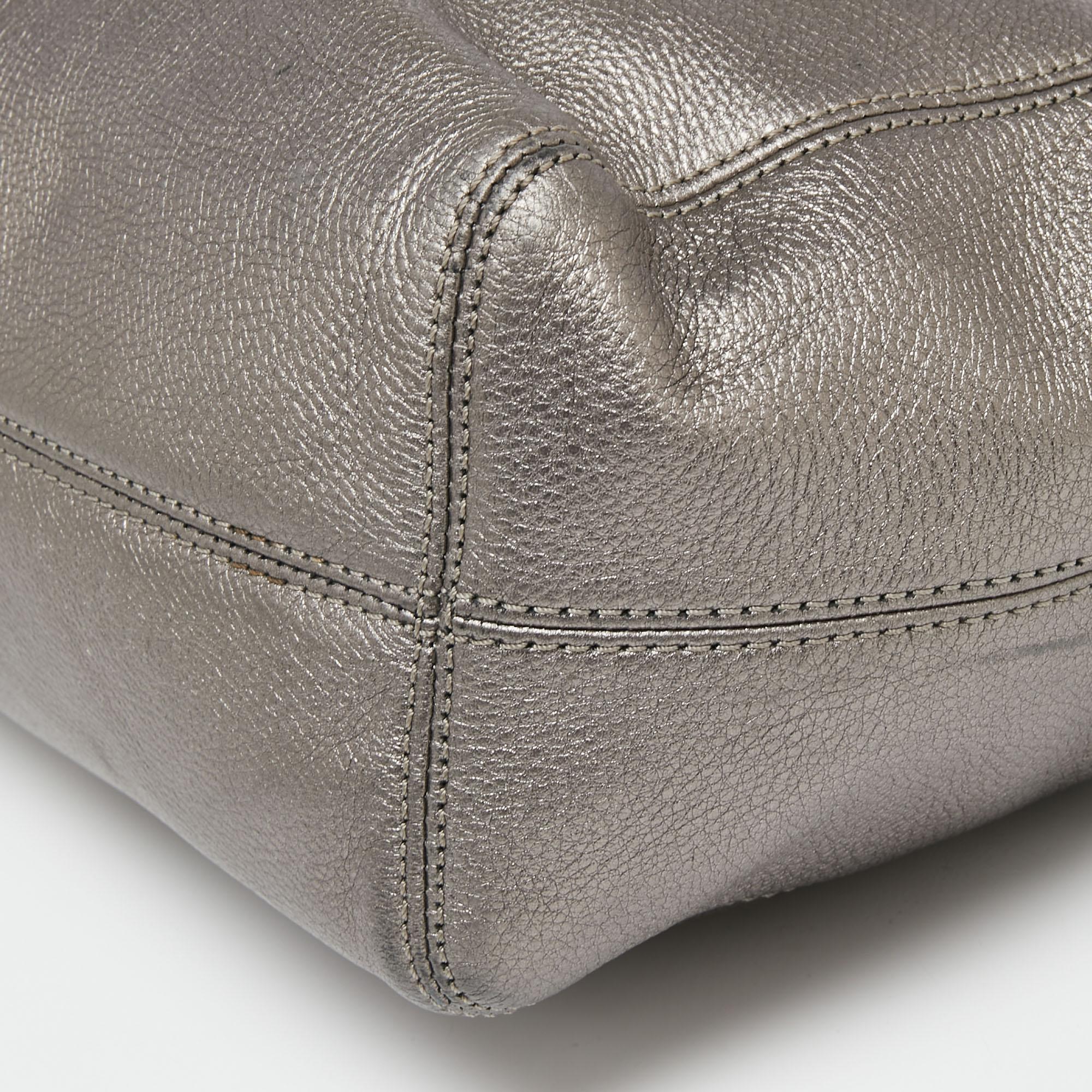 MICHAEL Michael Kors Metallic Graue Tragetasche aus Leder mit geraffter Kette im Angebot 2