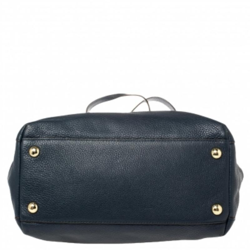 Timelessly elegant and stylish, Michael Kors collections capture the effortless, nonchalant finesse of the modern woman. Crafted from leather in a navy blue hue, this chic Harper tote features a spacious interior with multiple compartments. The