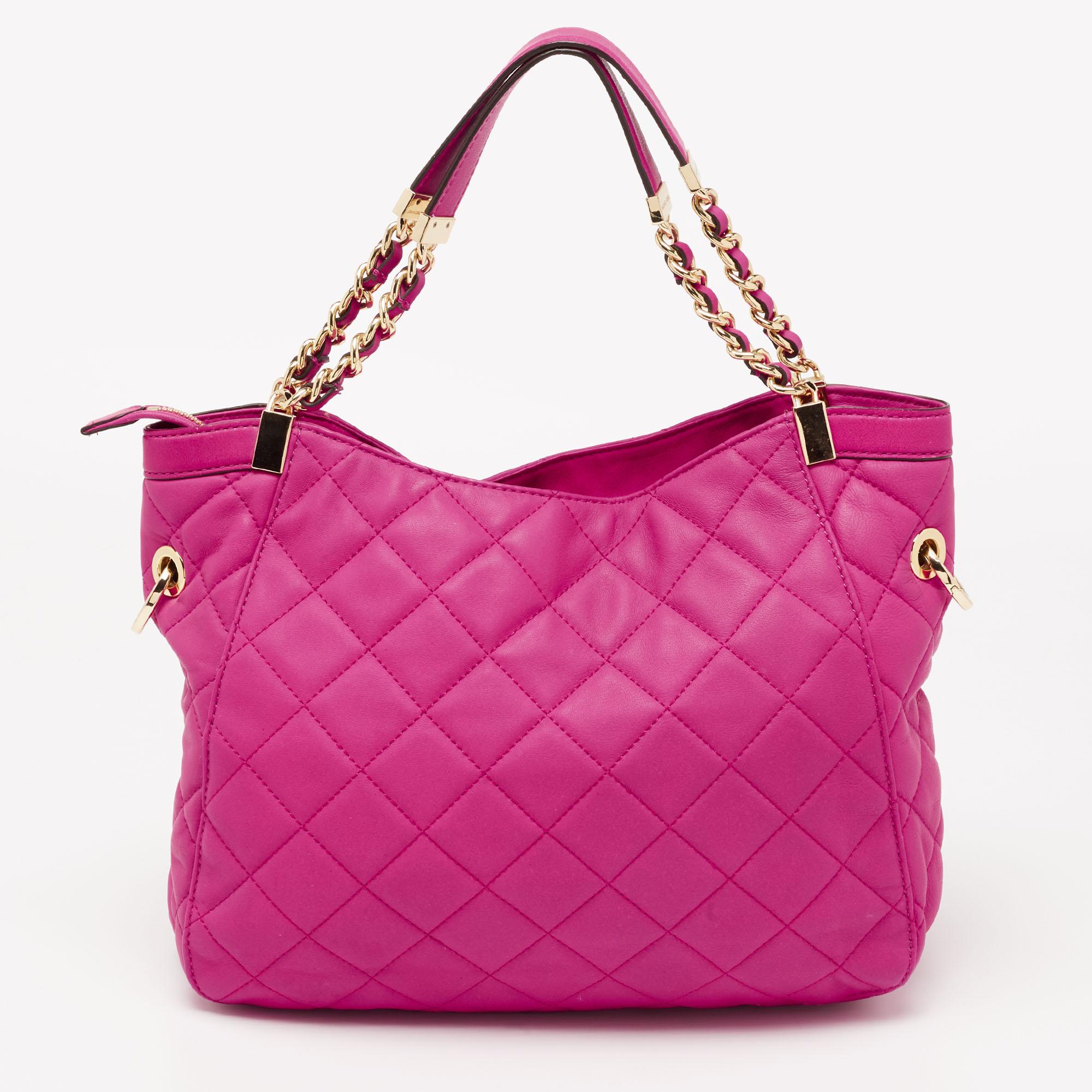 From the MICHAEL Michael Kors, this hobo is tailored to exude finesse and functionality. It features a malleable exterior made from quilted leather is adorned in a lovely neon pink hue and a spacious interior. Add some extra style to your everyday