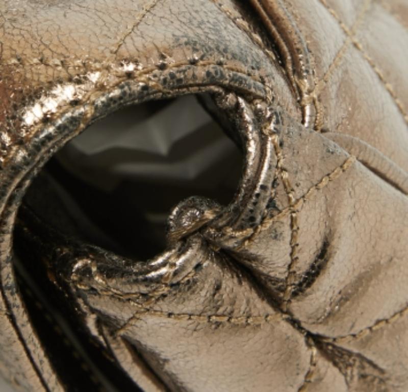 Marrone Michael Michael Kors - Borsa a tracolla Vivianne con patta in pelle e foglia di nickel in vendita