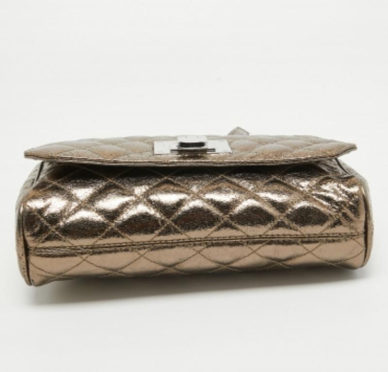 Michael Michael Kors - Borsa a tracolla Vivianne con patta in pelle e foglia di nickel In condizioni buone in vendita a Dubai, Al Qouz 2