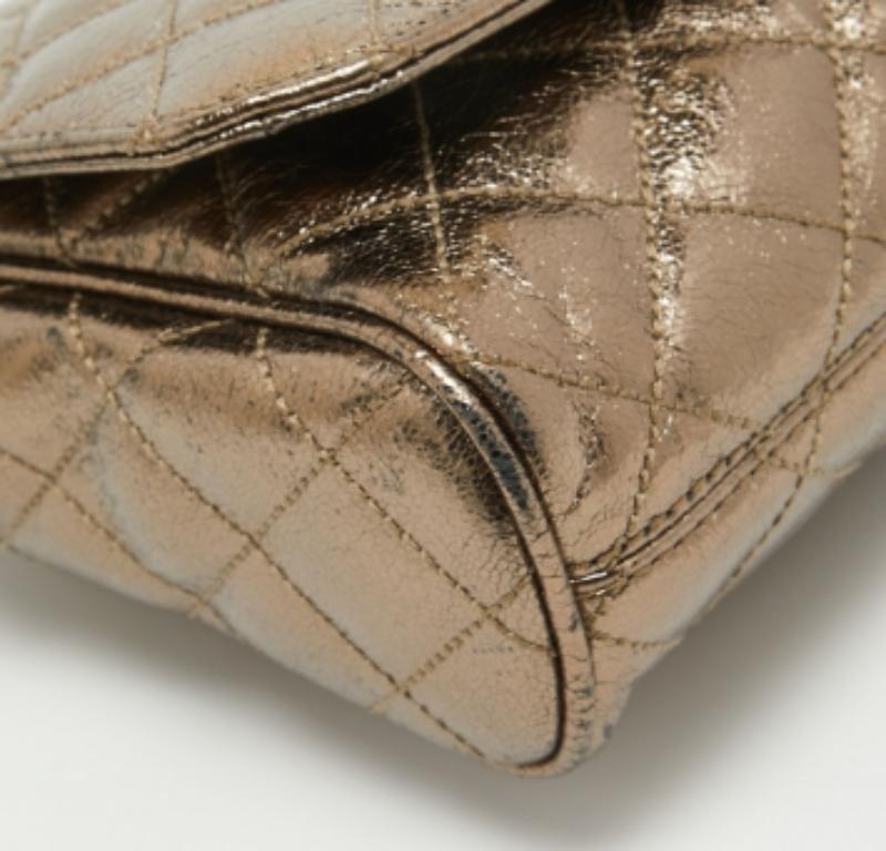 Michael Michael Kors - Borsa a tracolla Vivianne con patta in pelle e foglia di nickel in vendita 1